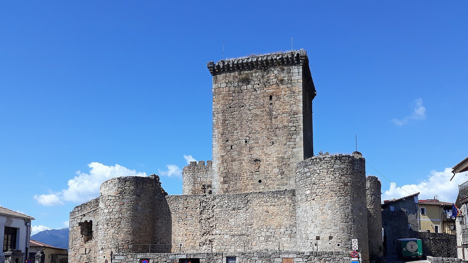 El castillo de los Zúñiga de Miranda del Castañar, con su torre del homenaje y los torreones redondos