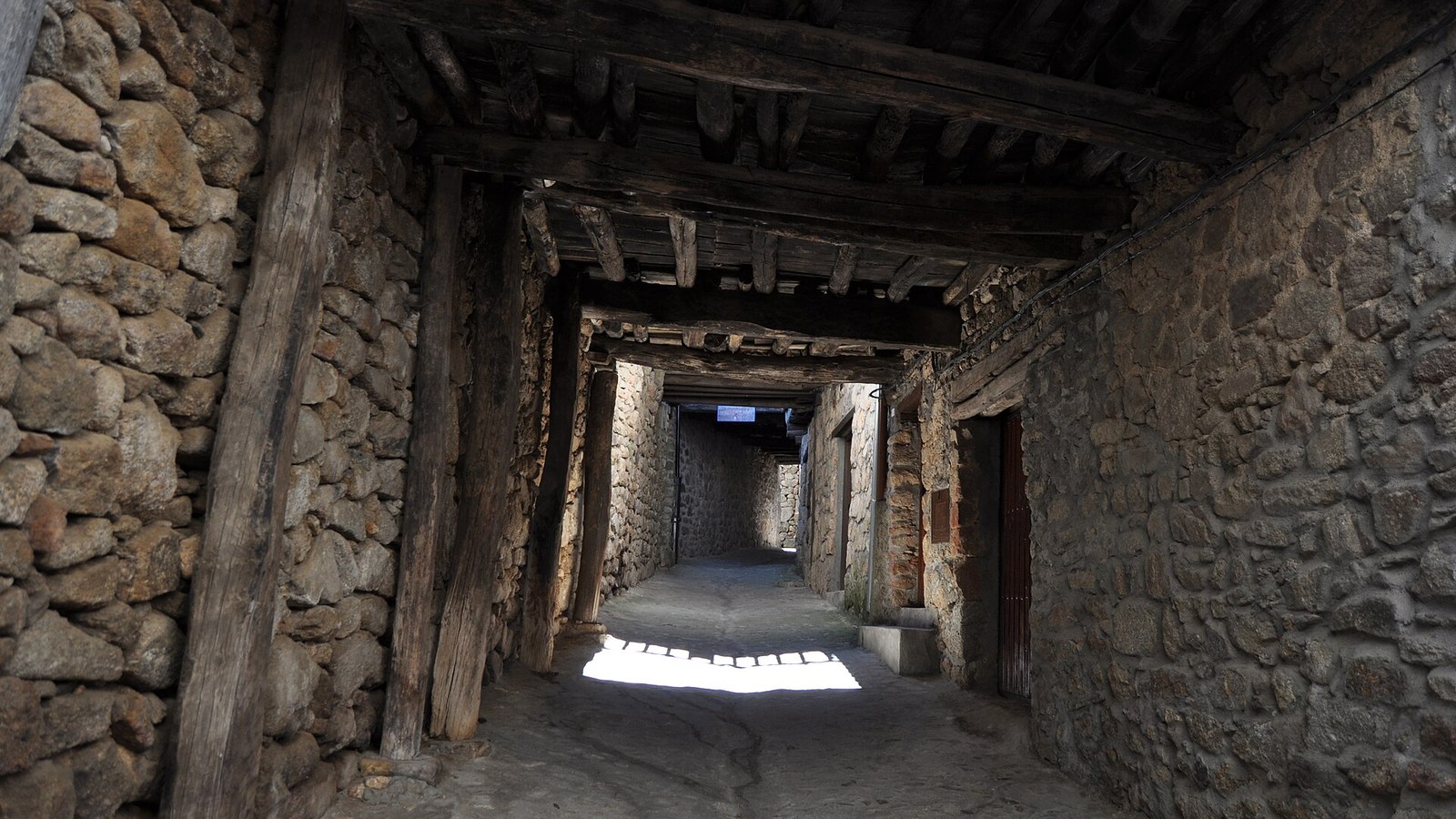 Pasadizo cubierto con vigas de madera bajo las casas del casco de Miranda del Castañar