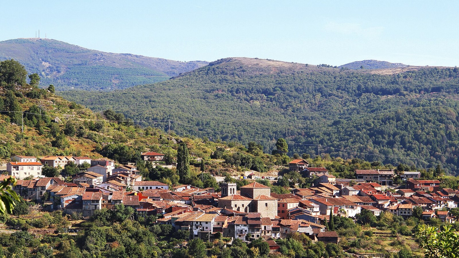 Mogarraz, con sus tejados de teja árabe, rodeado por los montes de la Sierra de Francia