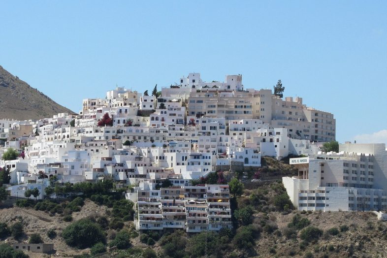 Mojácar, blanco y escalonado sobre su cerro, con la sierra detrás y el Mediterráneo cerca