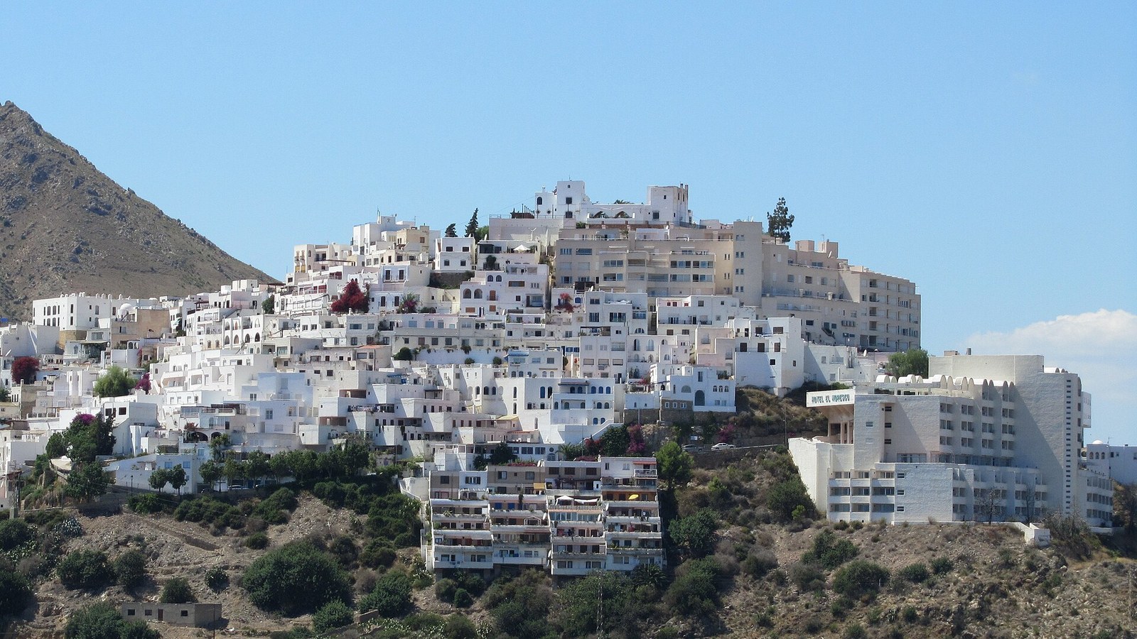 Mojácar, blanco y escalonado sobre su cerro, con la sierra detrás y el Mediterráneo cerca
