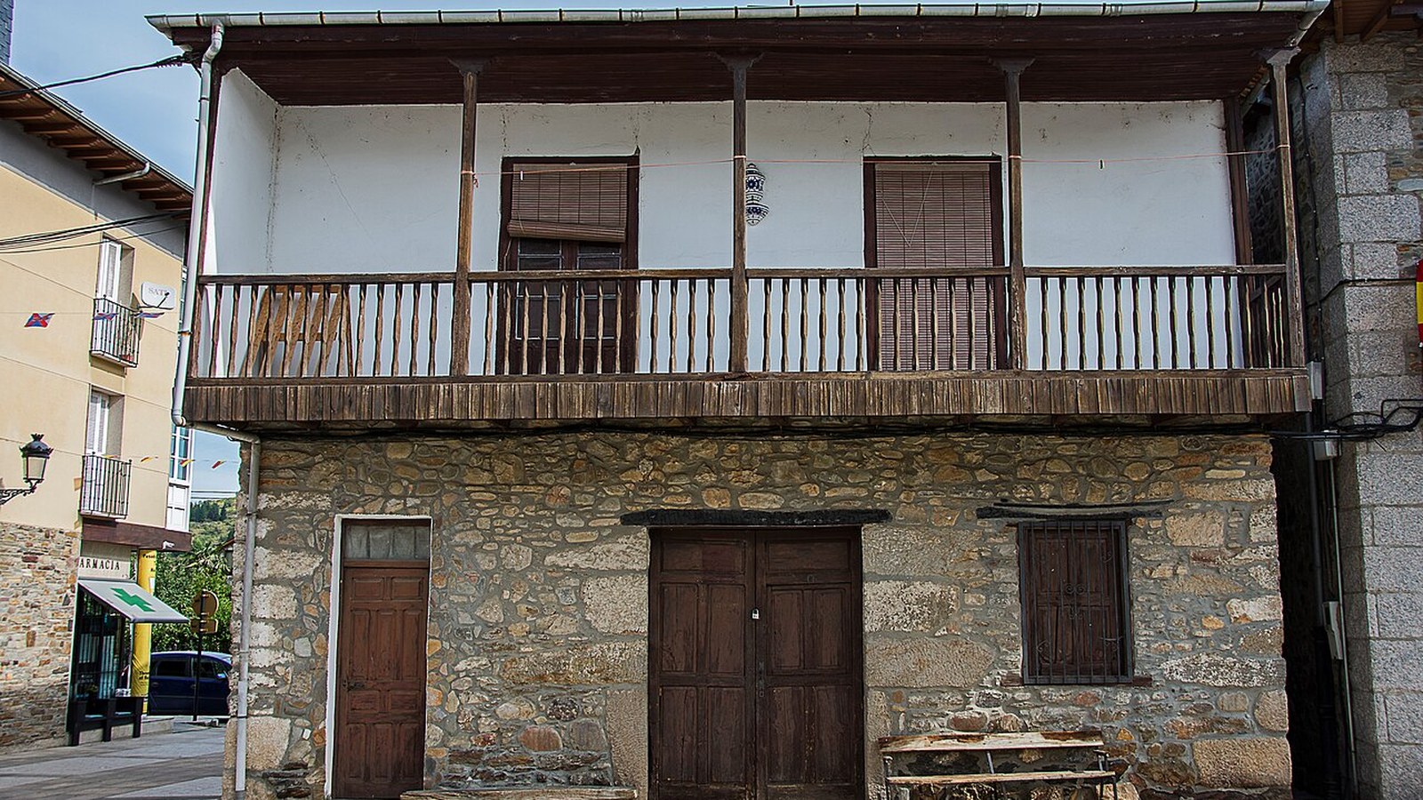 Casa de piedra de dos plantas con balcón de corredor de madera en Molinaseca