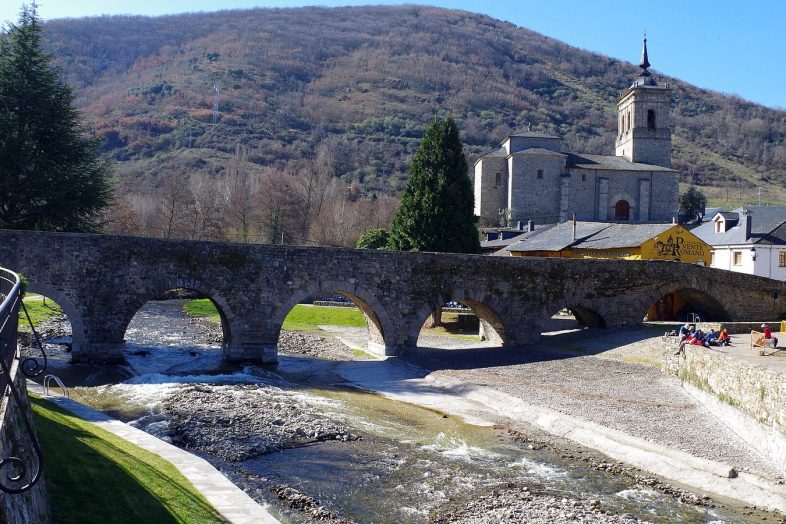 El puente de los Peregrinos de Molinaseca sobre el rio Meruelo