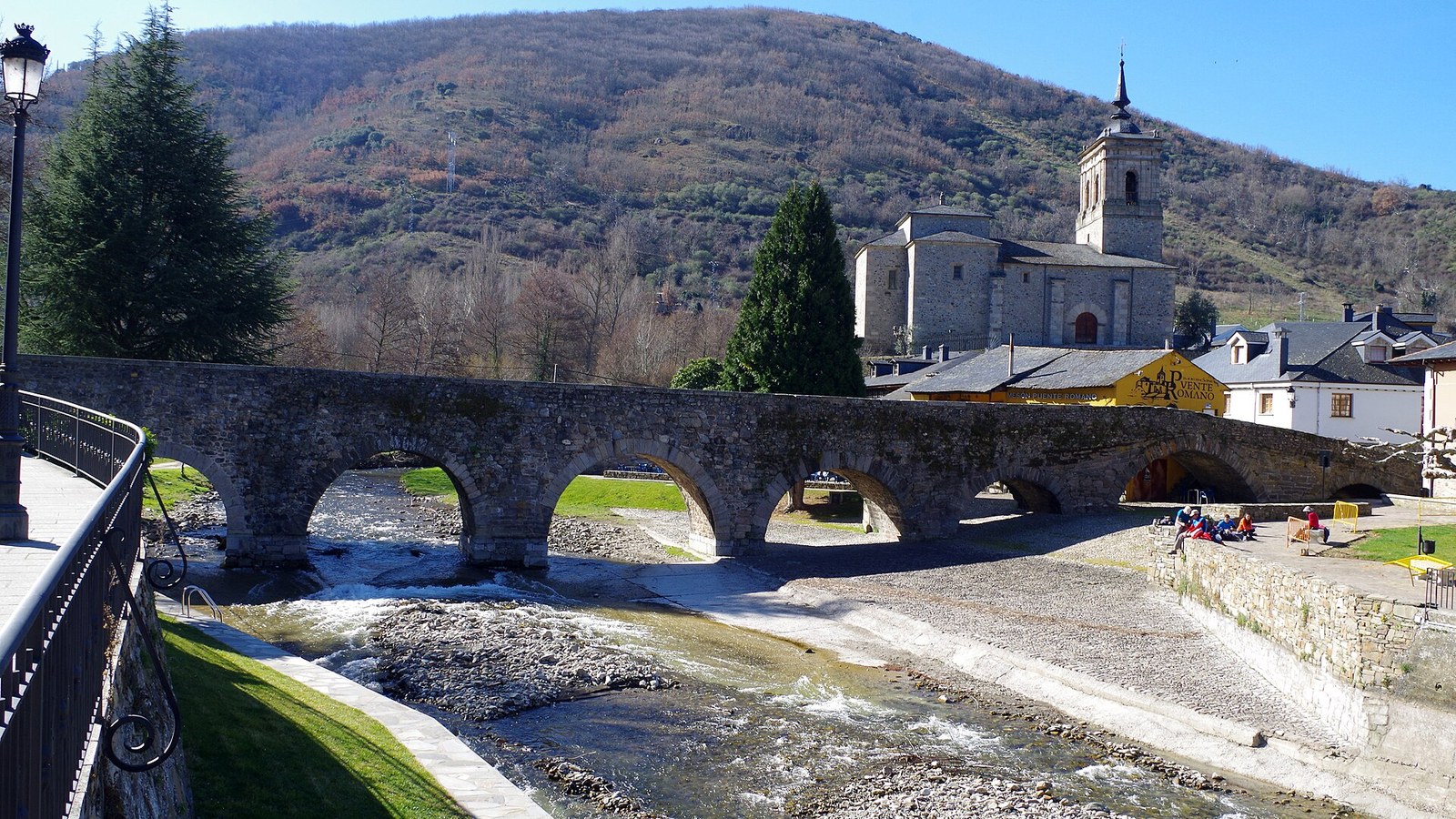 El puente de los Peregrinos de Molinaseca sobre el rio Meruelo