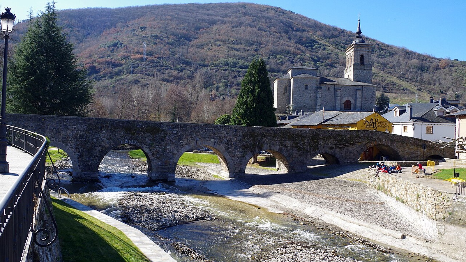 El puente de los Peregrinos de Molinaseca sobre el río Meruelo, con la iglesia al fondo