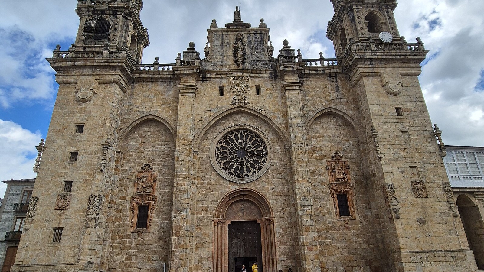 La fachada de la catedral de Mondoñedo, con su rosetón y las dos torres barrocas