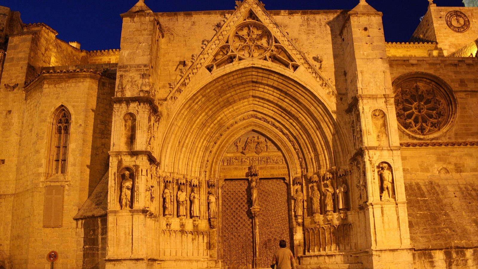 Portada gótica de la basílica de Santa María la Mayor de Morella iluminada de noche