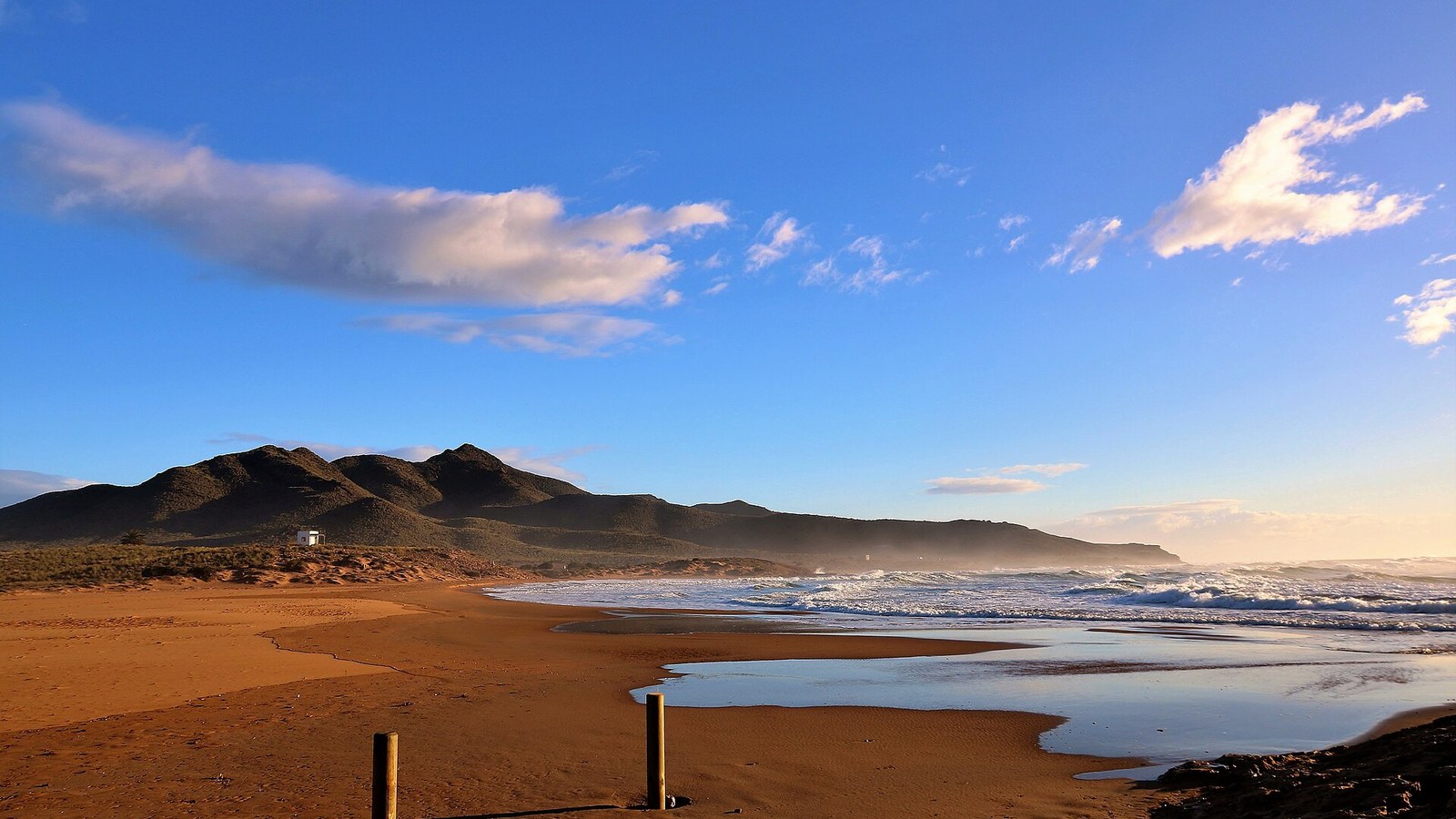 La playa de Calblanque, con dunas doradas y la sierra detrás