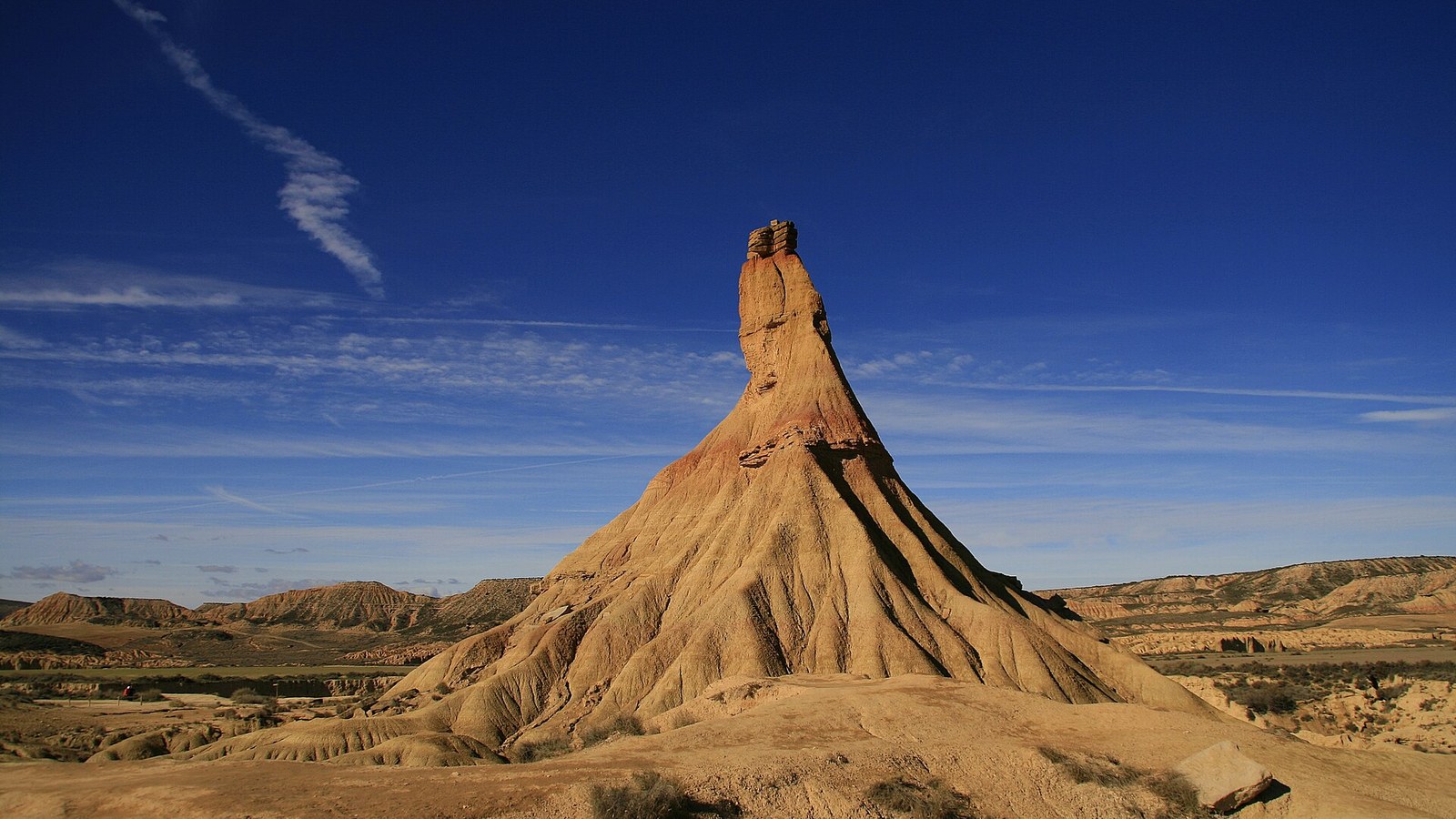 El cabezo de Castildetierra recortado sobre el desierto de las Bardenas Reales