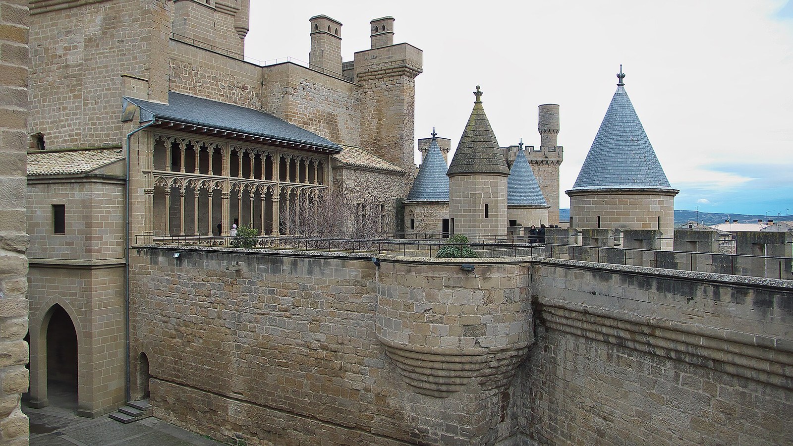 Las torres y tejados de pizarra del Palacio Real de Olite