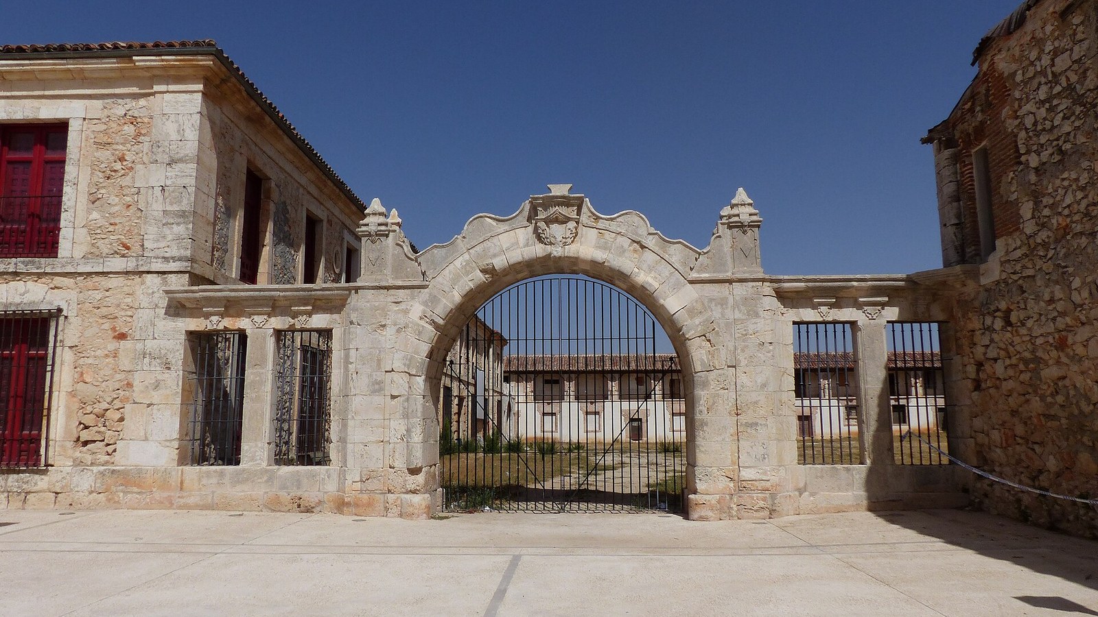 Arco monumental de acceso a la plaza del conjunto barroco de Nuevo Baztán