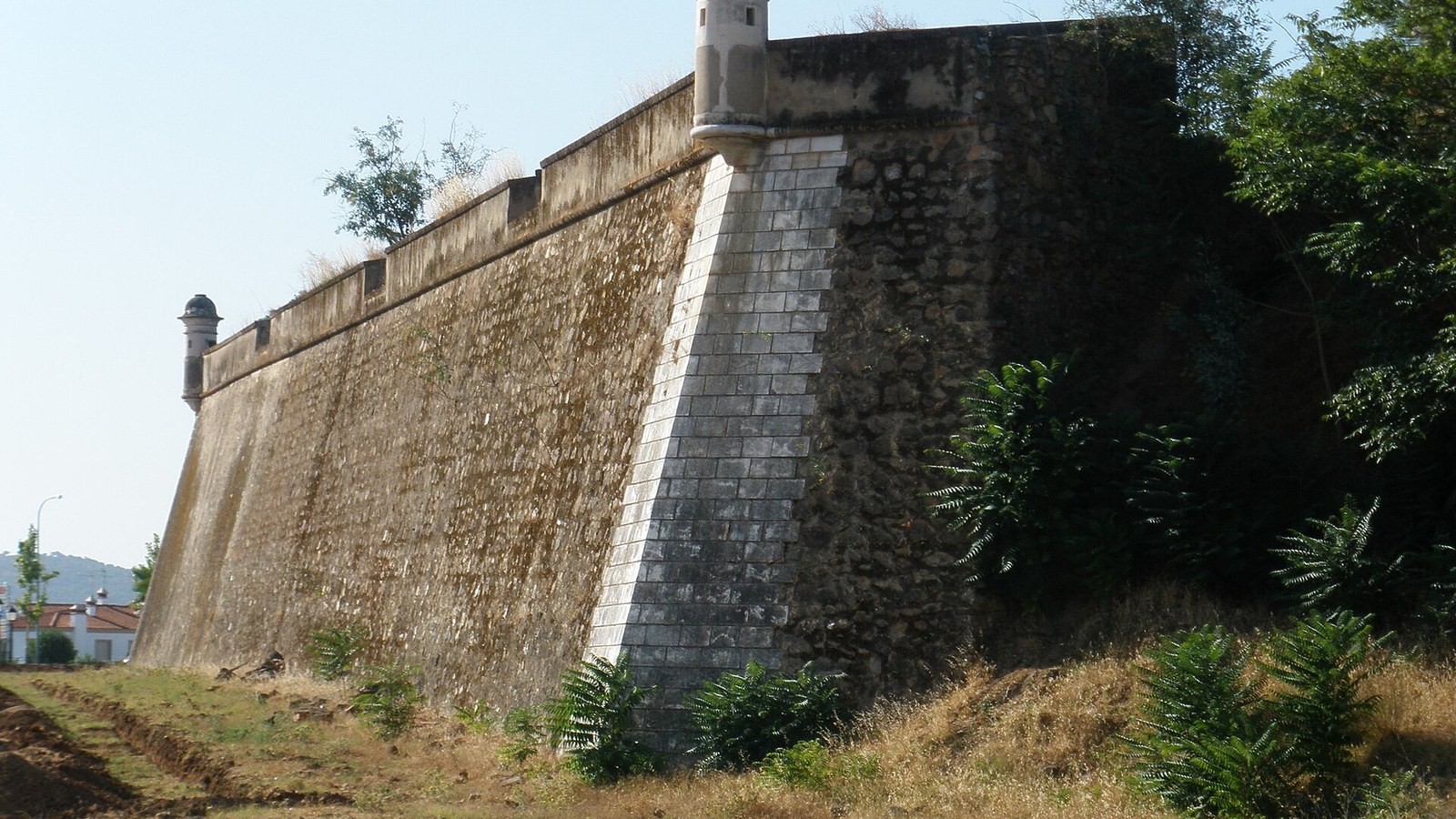 El Baluarte del Príncipe de Olivenza, con su garita sobre la fortificación abaluartada