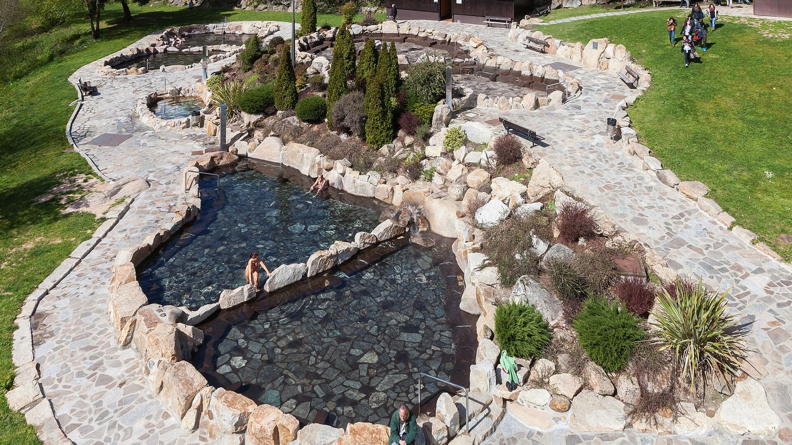 Pozas termales al aire libre junto al río Miño, en Ourense