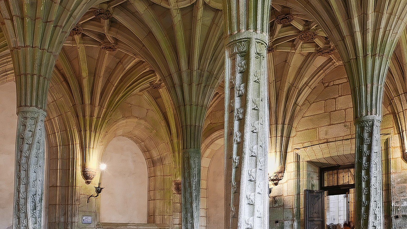 La sala capitular del monasterio de Oseira, con sus columnas retorcidas y las bóvedas de palmera