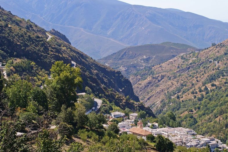 Pampaneira, pequeña y blanca, al fondo del enorme barranco de Poqueira en la Alpujarra