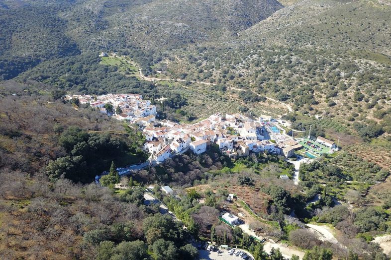 Parauta, blanco y compacto, en la ladera del Valle del Genal rodeado de bosque