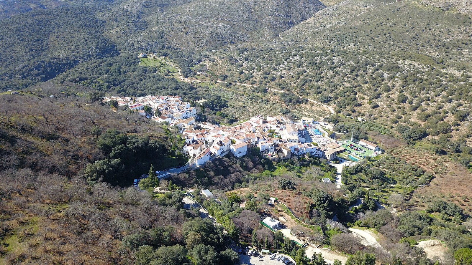 Parauta, blanco y compacto, en la ladera del Valle del Genal rodeado de bosque