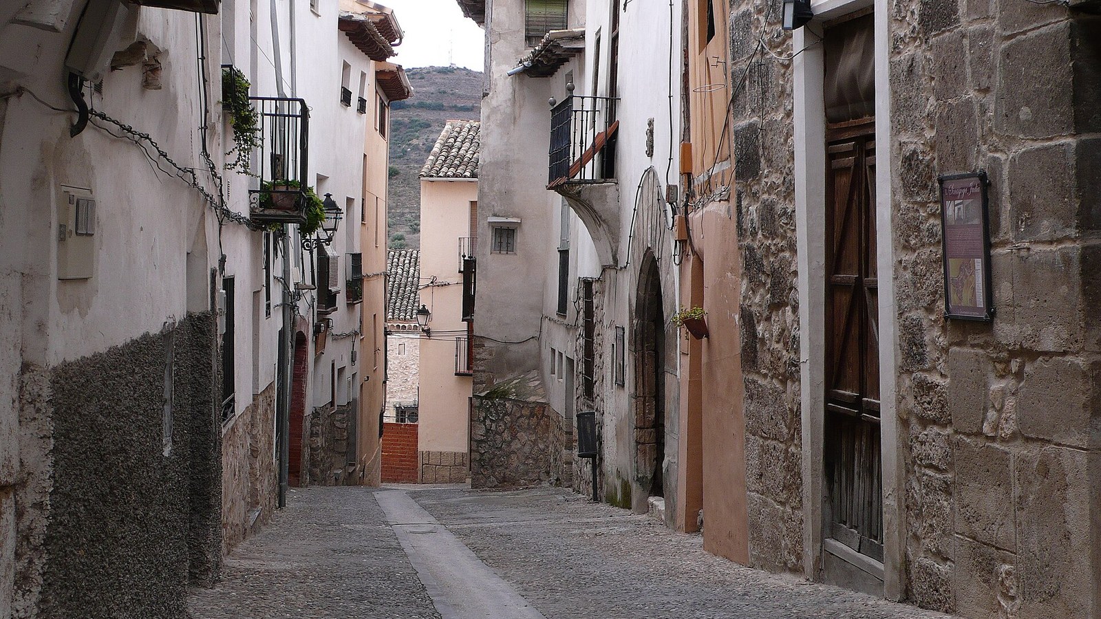 Calle empedrada y en cuesta del casco histórico de Pastrana