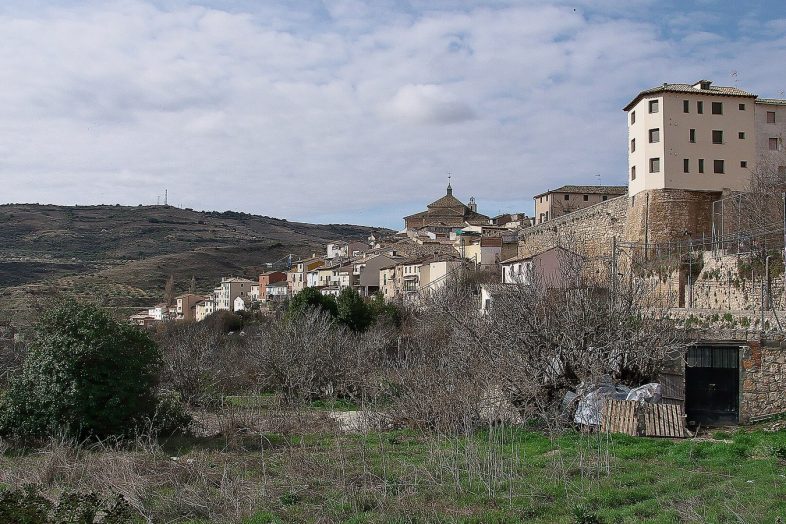 Pastrana en la ladera, con el Palacio Ducal y la colegiata coronando el caserío