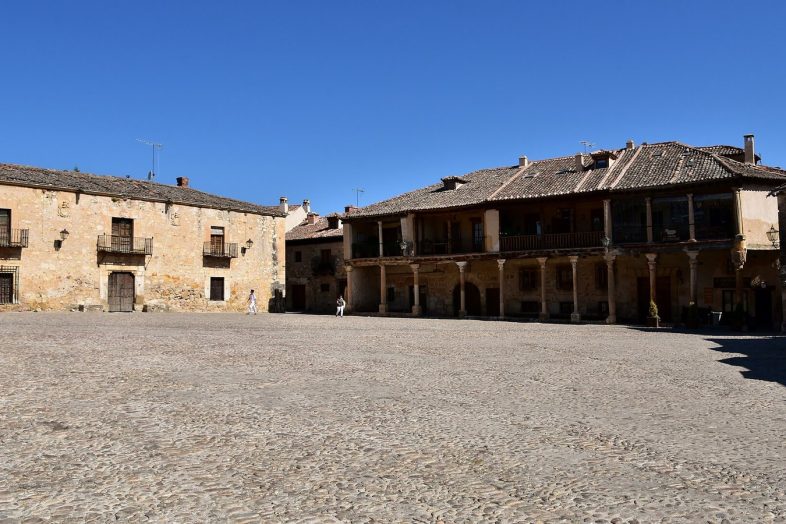 Plaza Mayor de Pedraza con sus soportales de piedra y el suelo empedrado