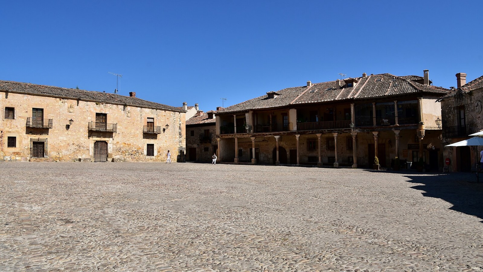 Plaza Mayor de Pedraza con sus soportales de piedra y el suelo empedrado