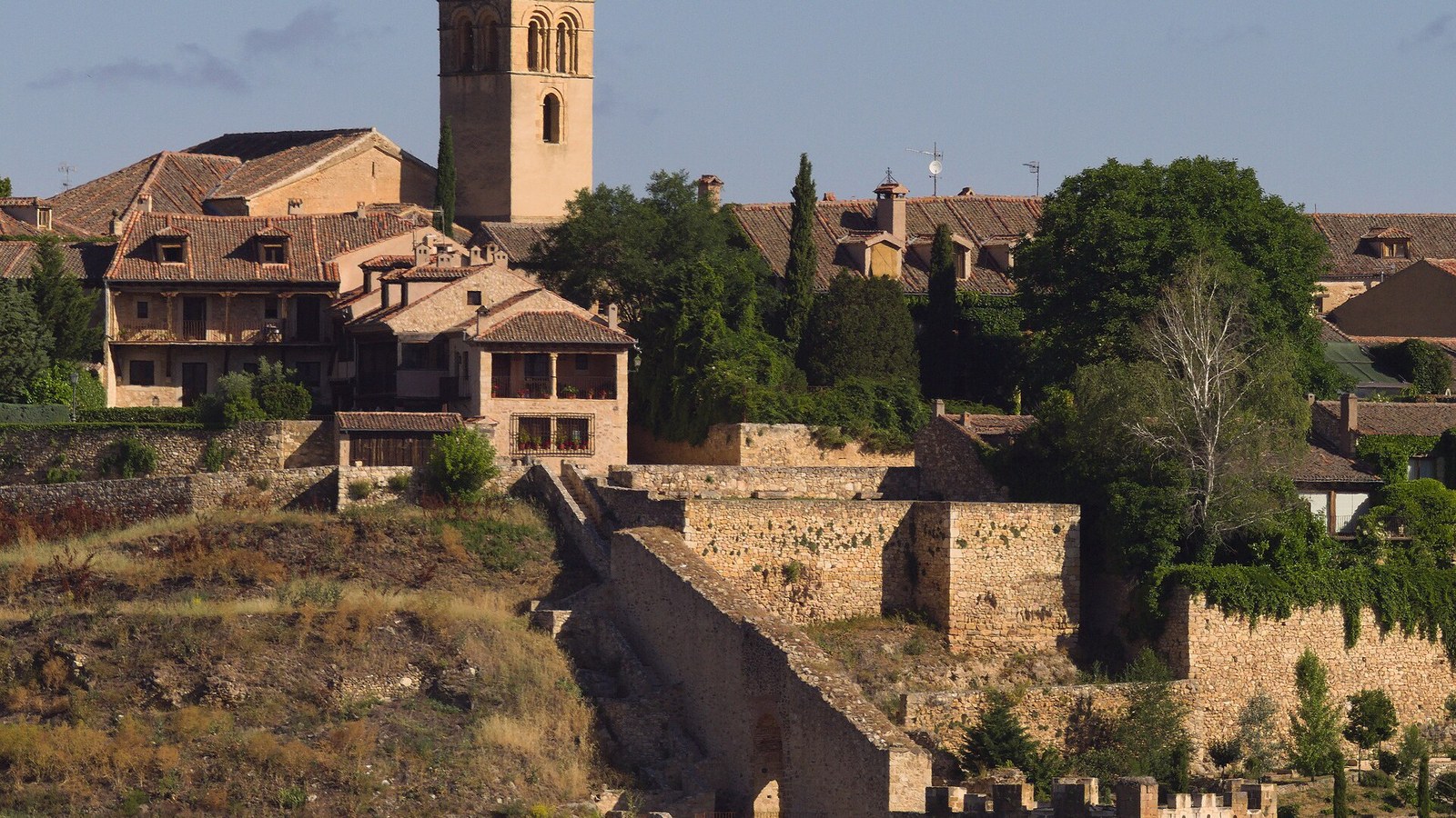 Pedraza sobre su peña, con la torre de la iglesia de San Juan y el lienzo de muralla