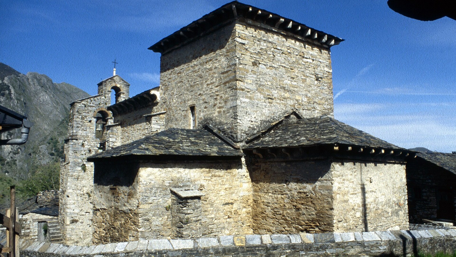 Exterior de la iglesia mozárabe de Santiago de Peñalba, del siglo X, en piedra y pizarra