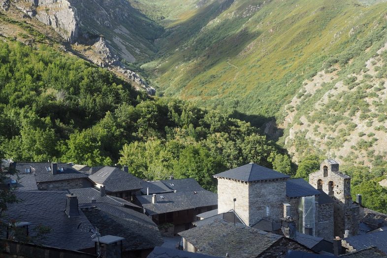 Tejados de pizarra de Peñalba de Santiago con la iglesia mozárabe, en el valle del Silencio