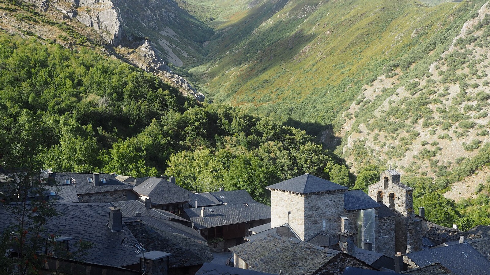 Tejados de pizarra de Peñalba de Santiago con la iglesia mozárabe, en el valle del Silencio