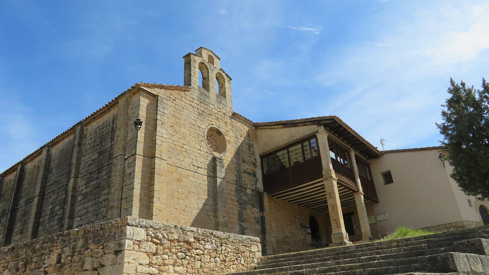 El santuario de la Virgen de la Fuente de Peñarroya de Tastavins, con su porche de piedra