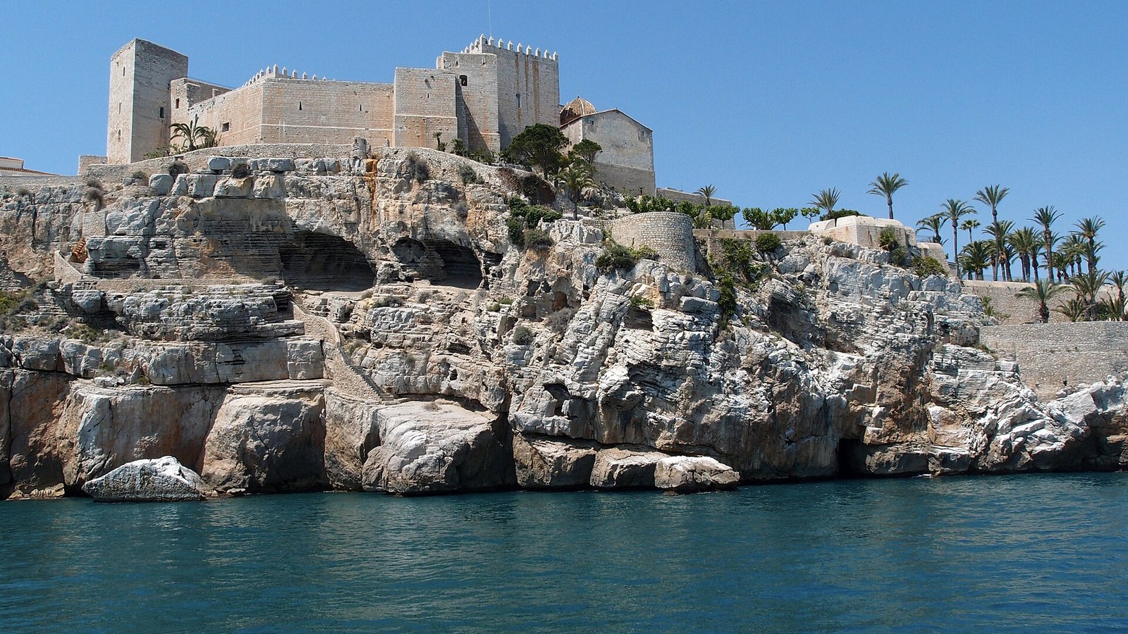El castillo templario de Peñíscola sobre la roca, visto desde el mar