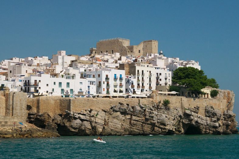 El casco antiguo de Peñíscola sobre su peñón, con el castillo arriba y el mar alrededor