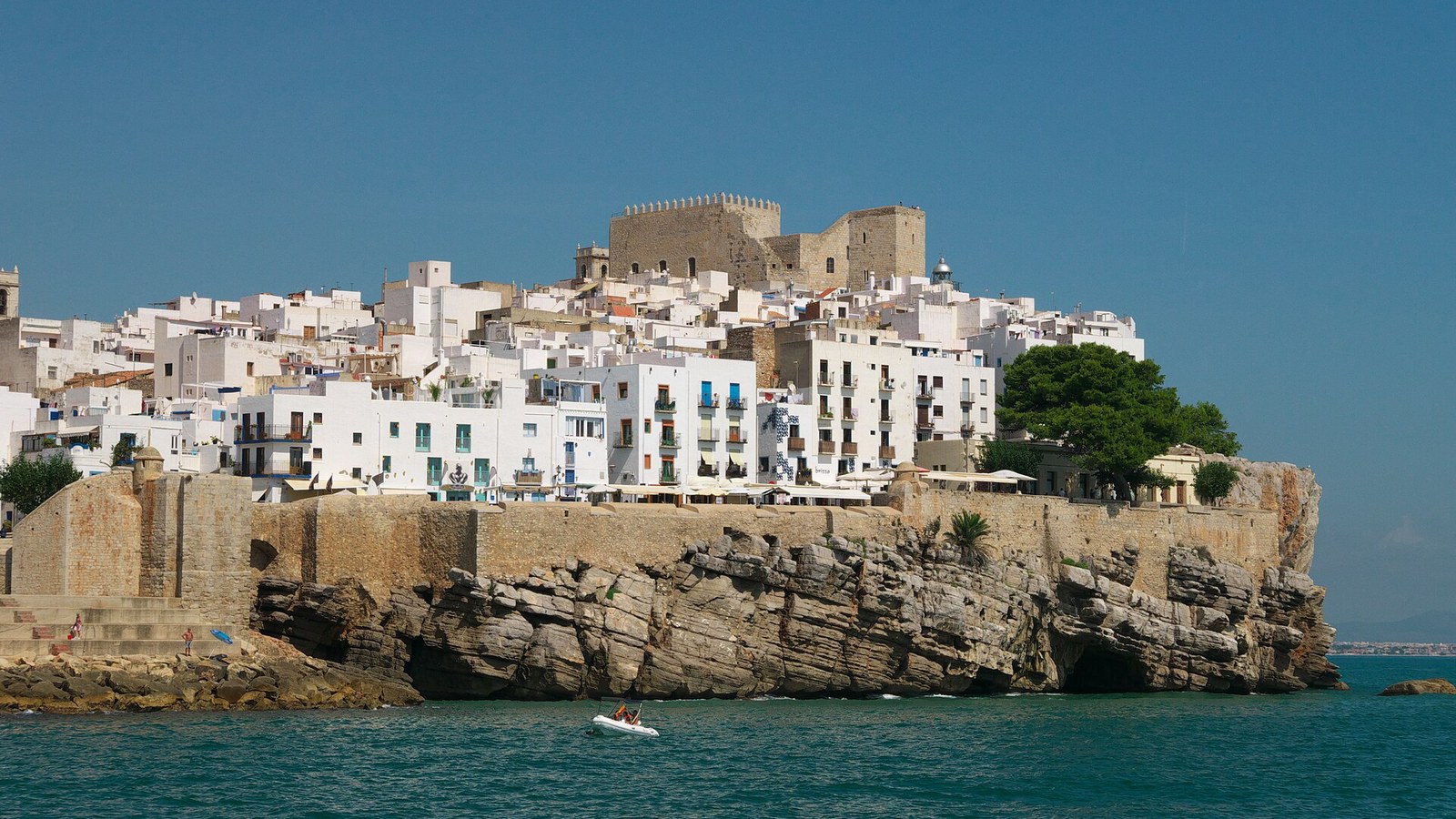 El casco antiguo de Peñíscola sobre su peñón, con el castillo arriba y el mar alrededor