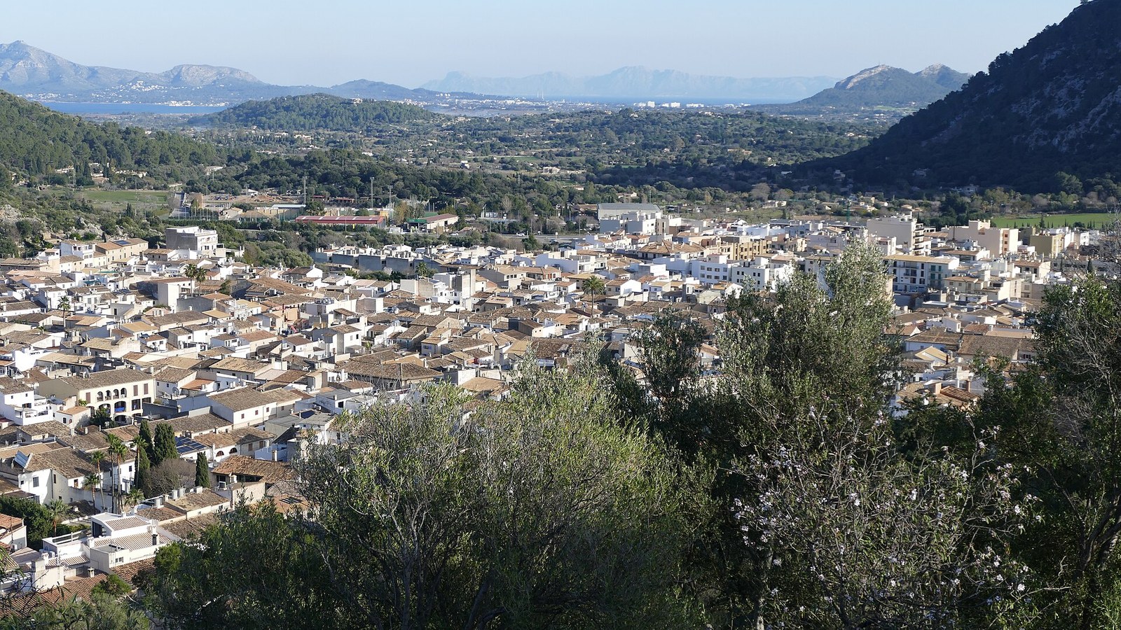Vista de Pollensa y del llano desde lo alto del Calvari