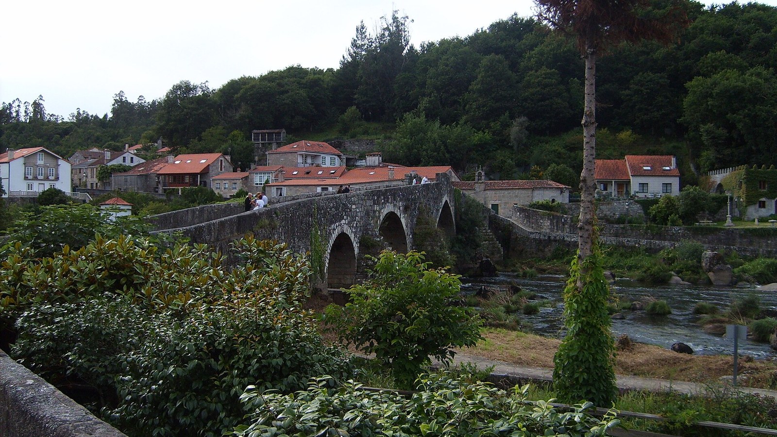 Las casas de Ponte Maceira a ambas orillas del Tambre, con el puente en medio