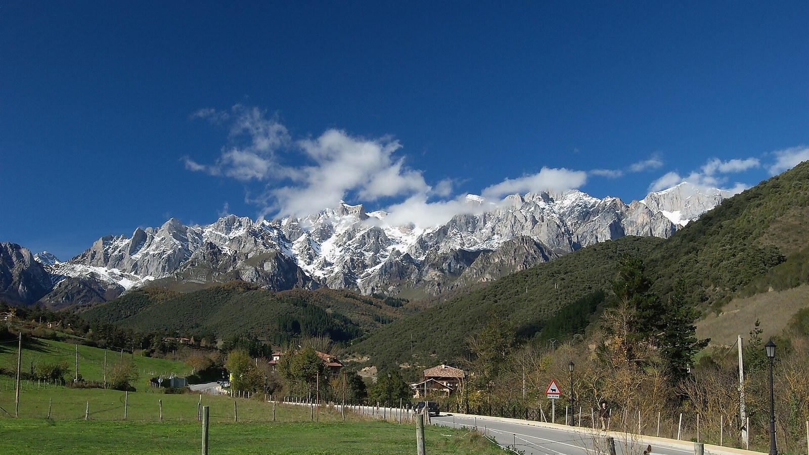 Los Picos de Europa nevados vistos desde el valle de Liébana, a la salida de Potes