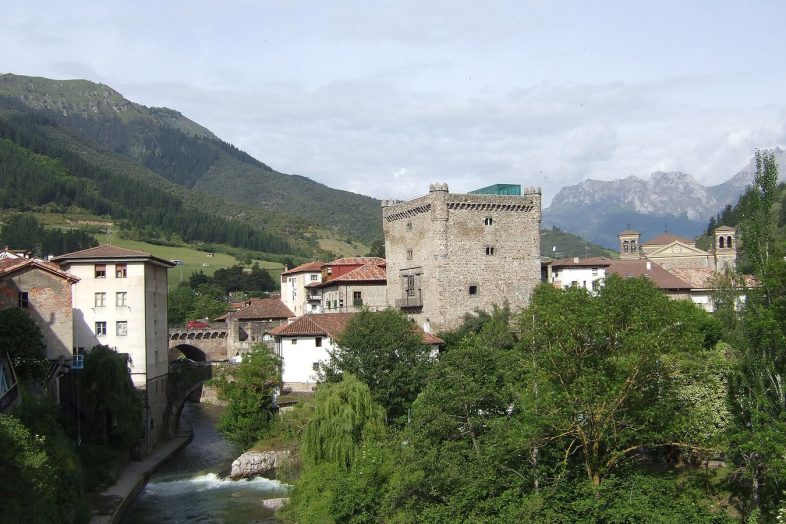 La Torre del Infantado de Potes sobre el rio, con los Picos de Europa al fondo