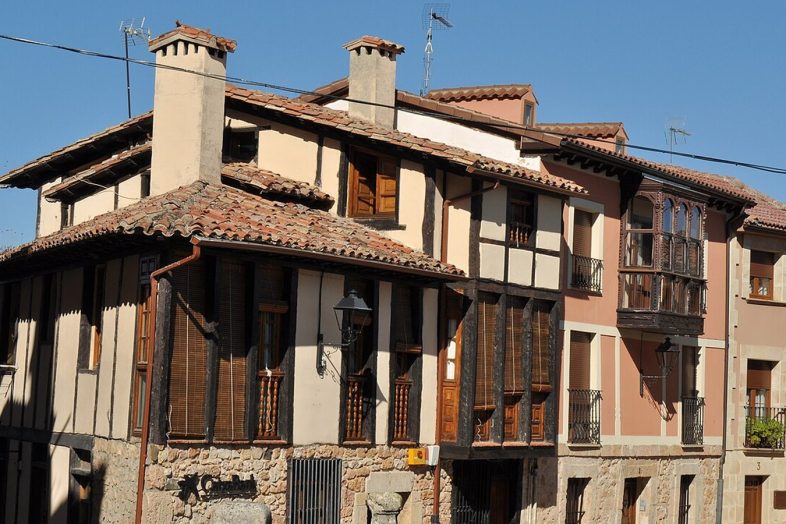 Casas de entramado de madera con galerias en el casco antiguo de Poza de la Sal
