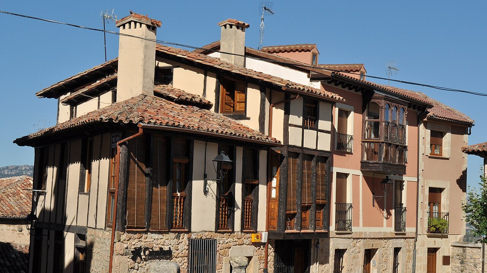 Casas de entramado de madera con galerias en el casco antiguo de Poza de la Sal