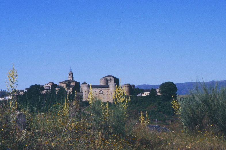 Puebla de Sanabria sobre su espigon, con el castillo de los condes de Benavente