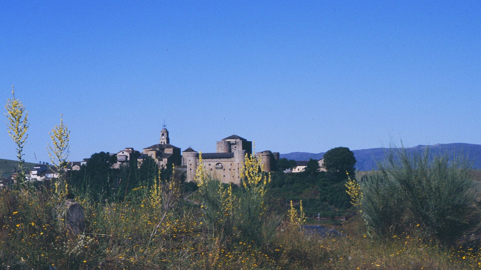 Puebla de Sanabria sobre su espigon, con el castillo de los condes de Benavente