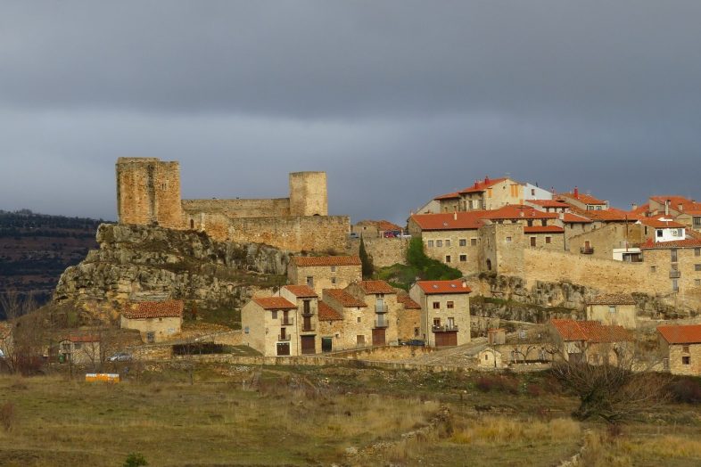 Puertomingalvo sobre su promontorio rocoso, con el castillo presidiendo el caserío de piedra