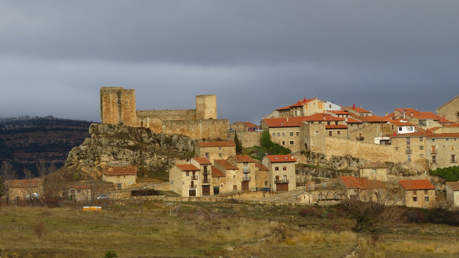 Puertomingalvo sobre su promontorio rocoso, con el castillo presidiendo el caserío de piedra