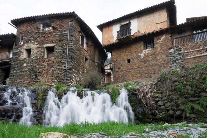 Casas de pizarra y adobe de Robledillo de Gata sobre la cascada del río