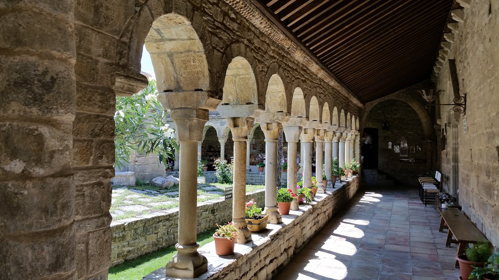 Galería del claustro románico de la catedral de Roda de Isábena