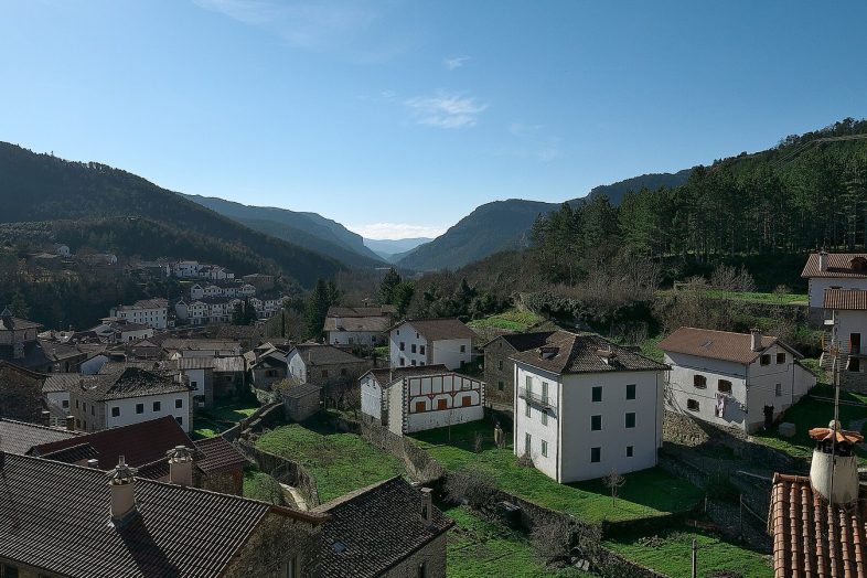 Roncal entre montañas, con los tejados del valle navarro y el bosque alrededor