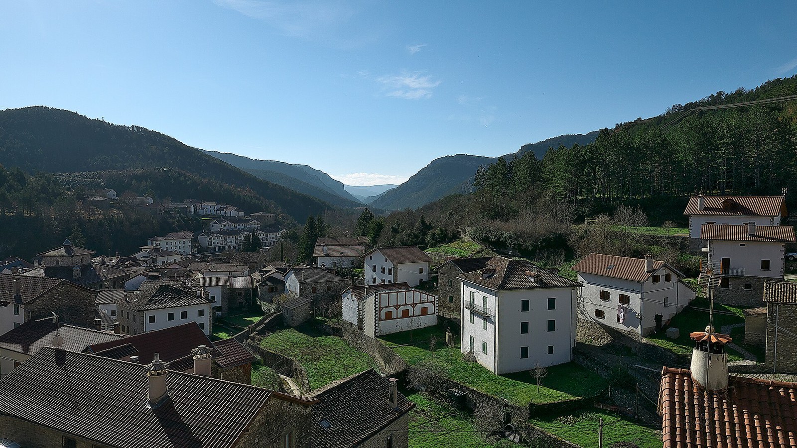 Roncal entre montañas, con los tejados del valle navarro y el bosque alrededor