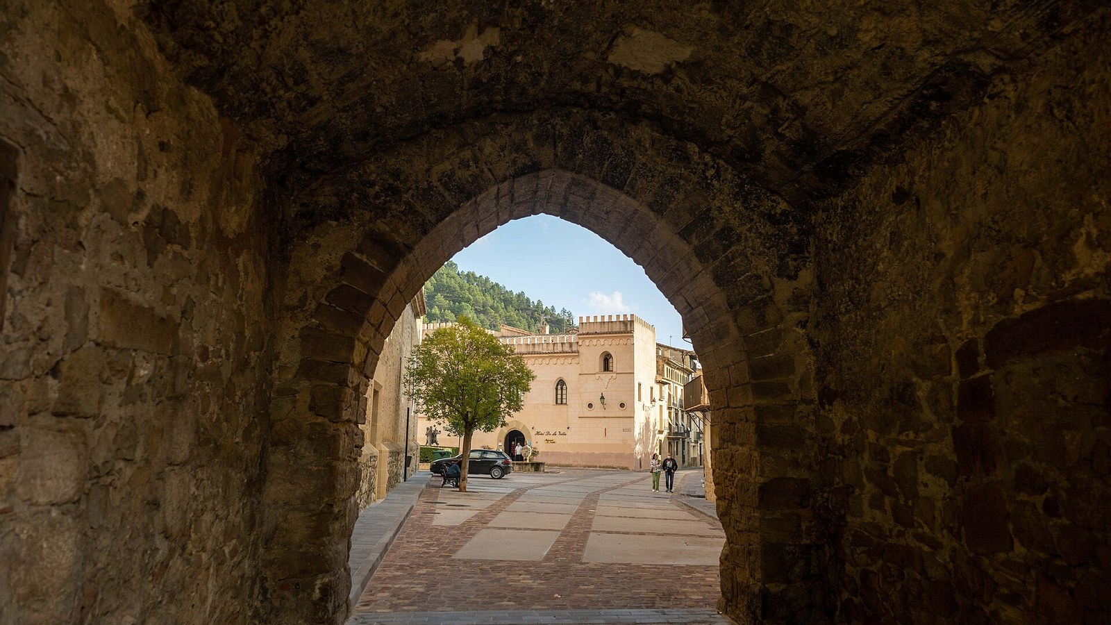 Vista del casco de Rubielos de Mora desde el arco de una de las puertas de la muralla
