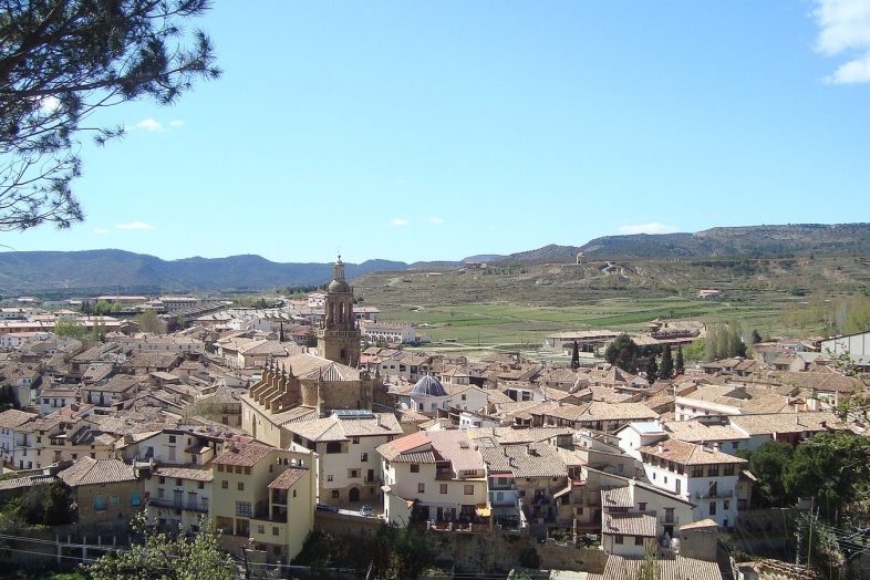 Panorámica de Rubielos de Mora con la torre de la iglesia sobre los tejados y la sierra de Gúdar