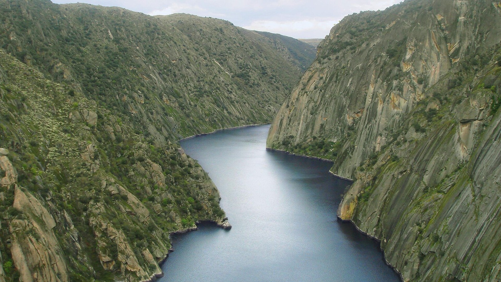 El cañón del Duero en los Arribes, visto desde Aldeadávila